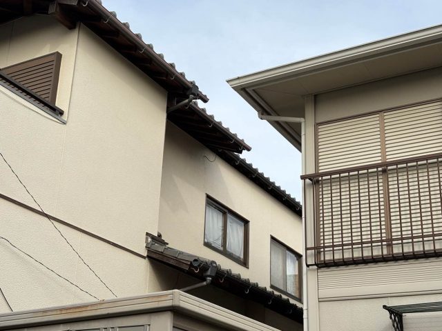 那珂川市の雨漏り調査｜瓦屋根の一部にズレや隙間、取り合い部に防水紙の傷みを発見