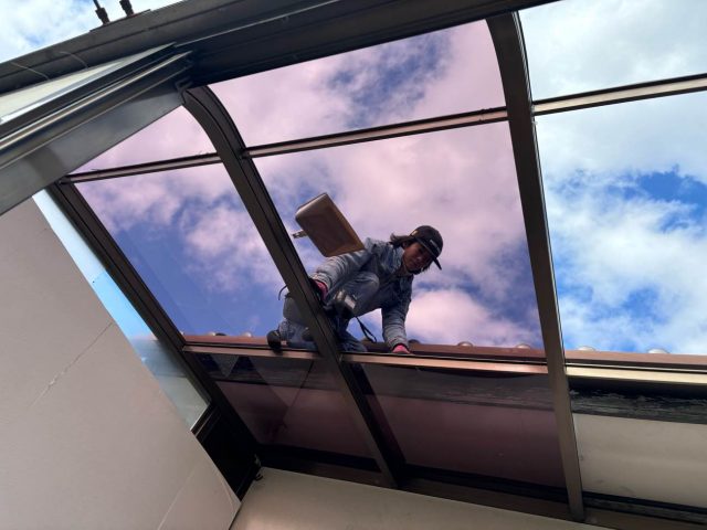 糸島市にてタキロンプレートの施工中