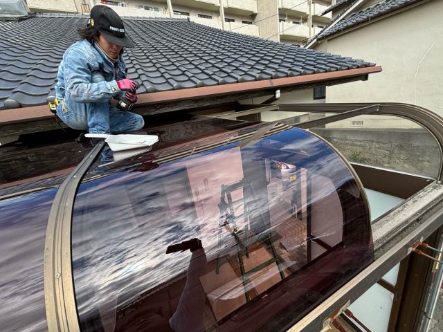 糸島市にてタキロンポリカ屋根の交換作業をする職人