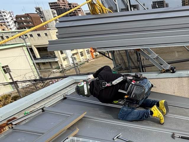 福岡市中央区の3階建て住宅でガルバリウム鋼板製「SSルーフ」で屋根に板金工事