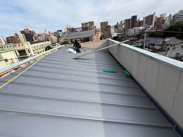 福岡市中央区で3階建て住宅のクロスの剥がれ、SSルーフを使用しカバー工法で雨漏りを修理