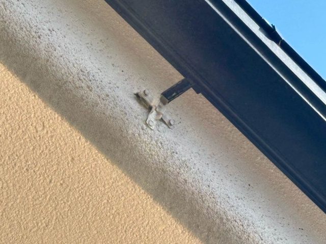 福岡市西区で今にも外れそうな雨樋