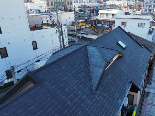 福岡市南区でスレート屋根の調査。以前に塗装も色褪せ、耐久性アップのためカバー工事をご提案