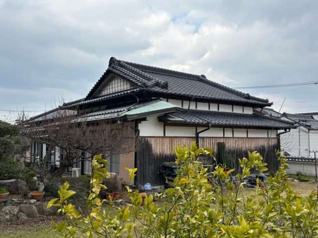 糟屋郡粕屋町にて築50年の平屋の雨漏り調査。屋根瓦と漆喰、防水シートの劣化を確認