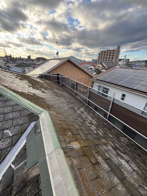 【太宰府市】屋根工事完了から1年後に実施した無料定期点検の様子「オークリッジスーパー採用のカバー工法」