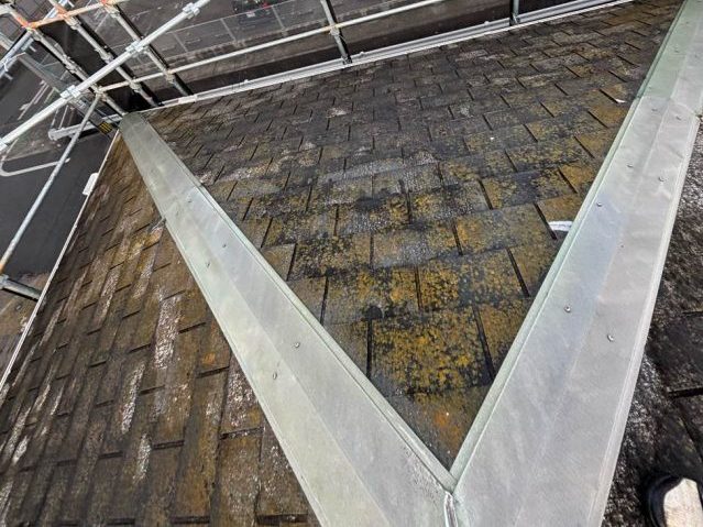 糸島市の工事前の汚れた屋根
