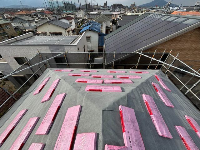 糸島市のルーフィング上に準備された屋根材