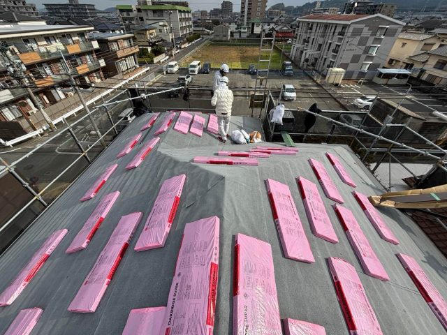 糸島市のルーフィングに重ねるアスファルトシングル材