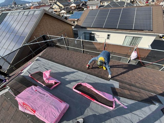 糸島市のオークリッジスーパーの設置を行う職人