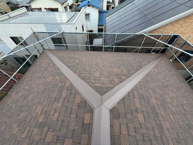 糸島市にて軽量・高耐久なオークリッジスーパーで重ね葺きした屋根に棟板金を設置