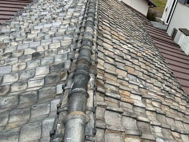 志免町の老朽化が目立つ瓦屋根