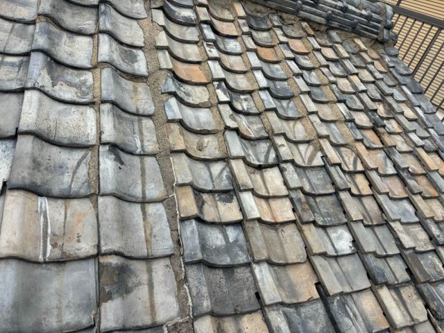 志免町の老朽化した瓦屋根