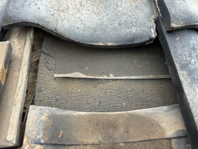 志免町の屋根のずれた瓦