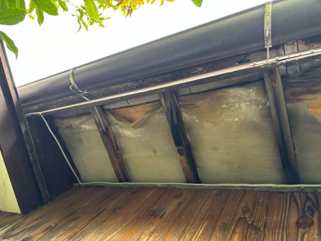 志免町のボロボロに傷んだ瓦屋根の軒天