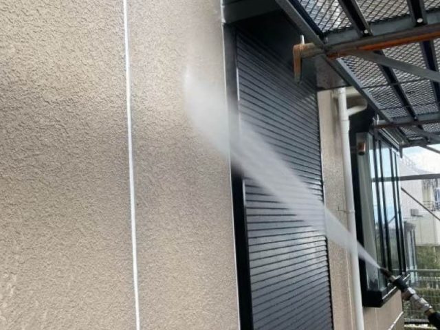 福岡市西区にて塗装工事にともなう、外壁の高圧水洗浄と下地調整のケレン処理