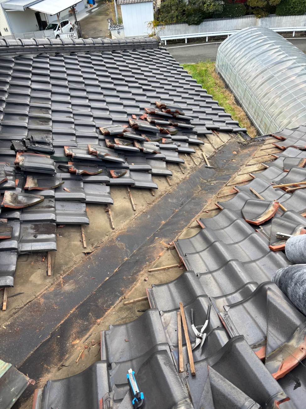 春日市物件、瓦屋根住宅からの雨漏り、谷板金工事、棟の積み直し