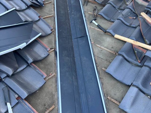 春日市にて錆や変色など老朽化が目立っていた谷板金を新しく取り替えて雨漏りを解消