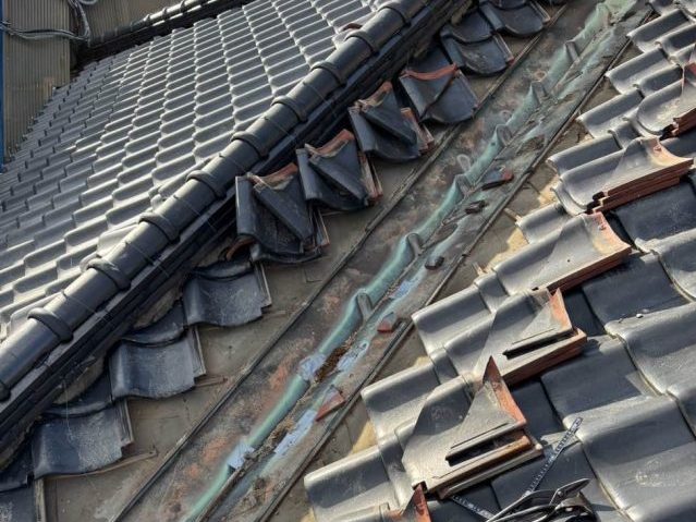 春日市の谷板金交換における瓦の撤去中