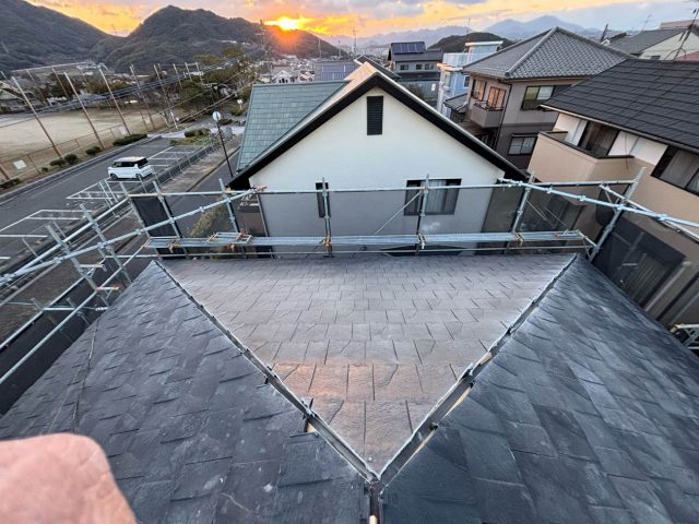 糸島市にて「ルーガ鉄平」ストーンブラックを使用した、カバー工法による屋根改修工事