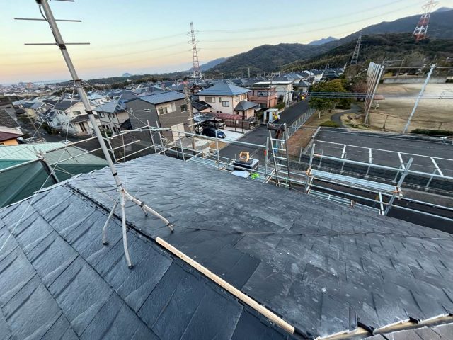 糸島市のルーガの屋根に棟板金を施工しているところ