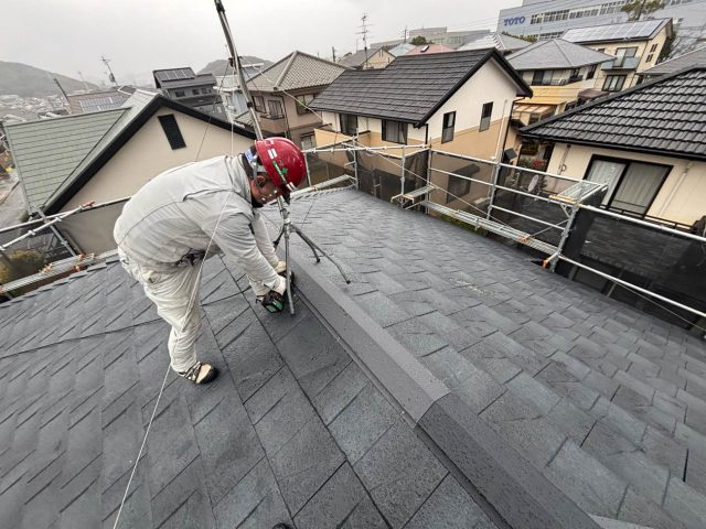 糸島市で屋根の棟板金を設置する職人
