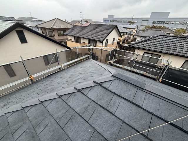 糸島市にて築30年のお住まいをルーガ鉄平で屋根カバー。棟板金工事で劣化を一新！