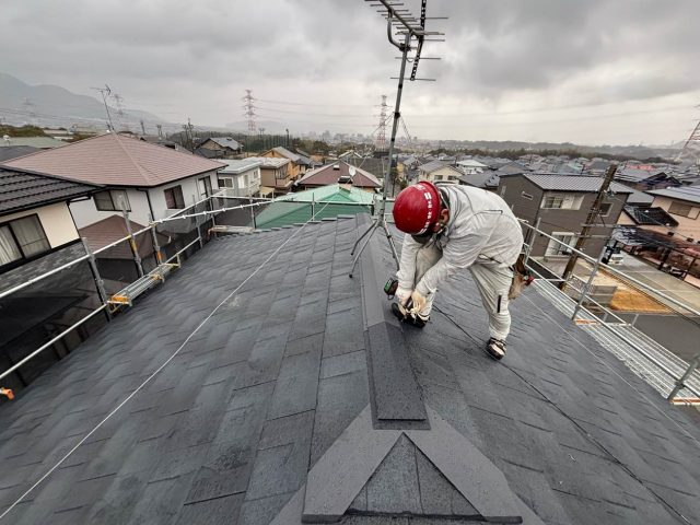 糸島市で屋根の棟板金工事を行う職人