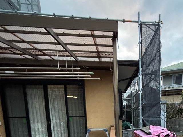 大野城市で強風と集中豪雨で破損したベランダ樹脂屋根の波板交換をご案内