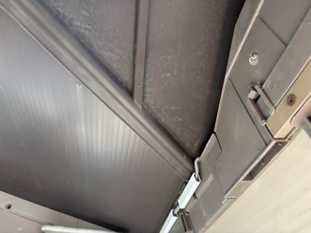 福岡市西区の物置の屋根と壁の接合部