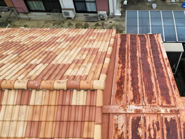 糸島市の錆だらけの赤茶色い金属屋根