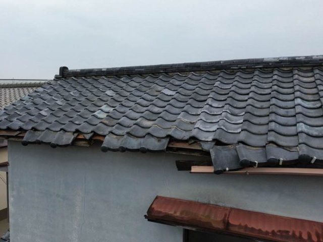 福岡市西区の崩れかけた瓦屋根