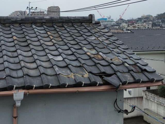 福岡市西区の調査で見つかった瓦屋根の破損