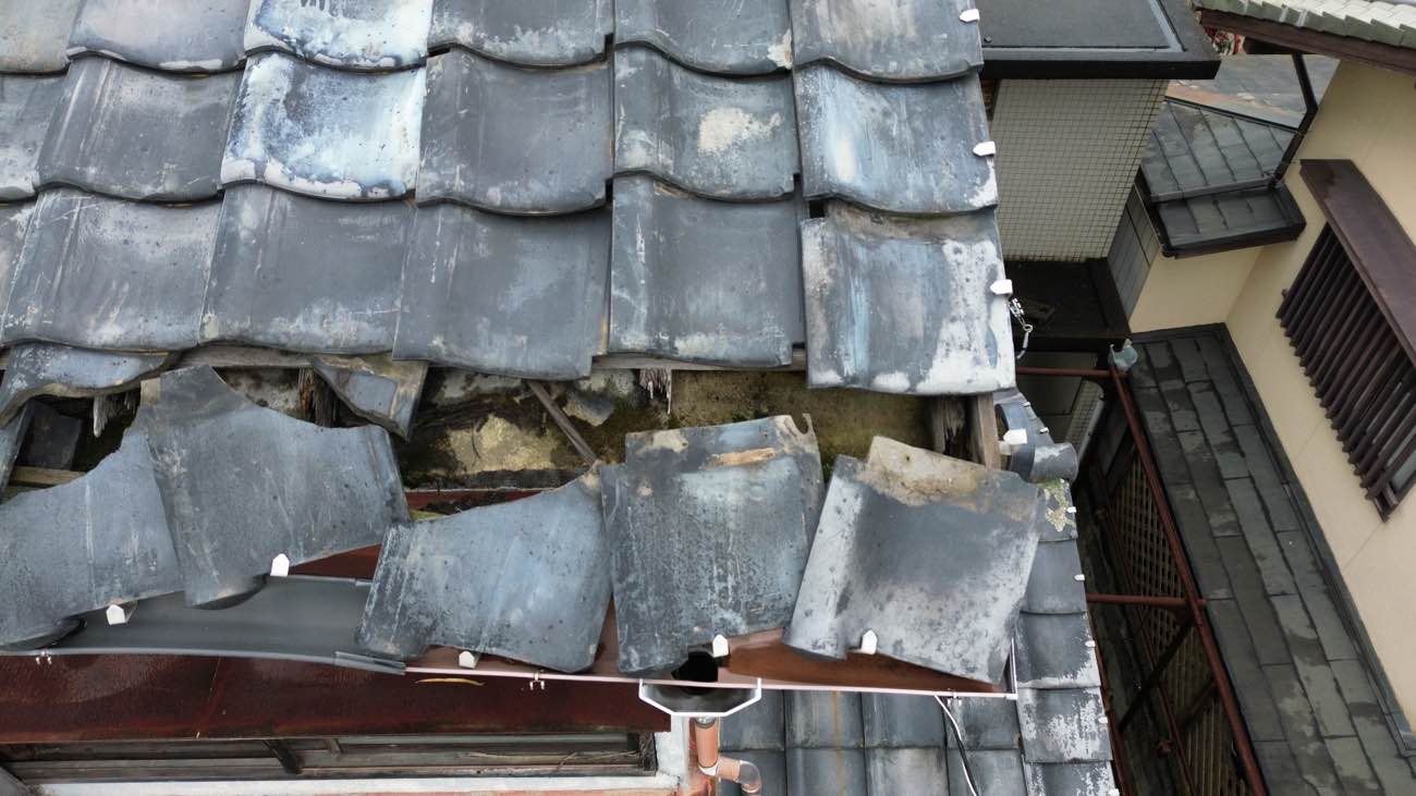 崩れそうな屋根