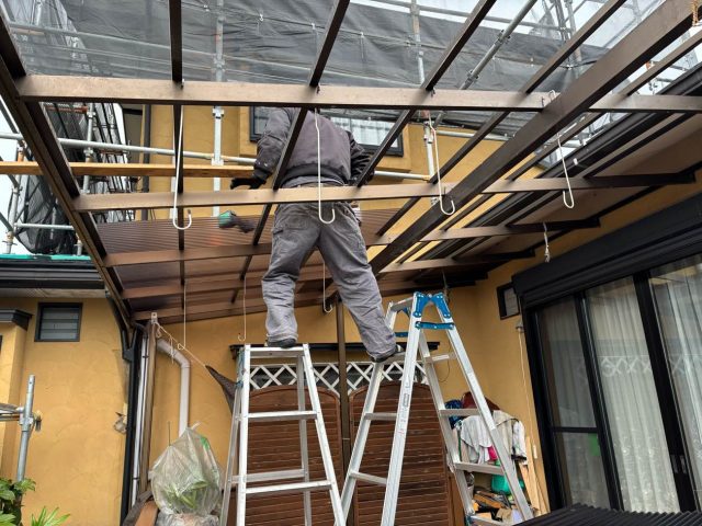大野城市にて、経年劣化で壊れた1階ベランダ屋根の波板交換工事〜解体から施工完了まで