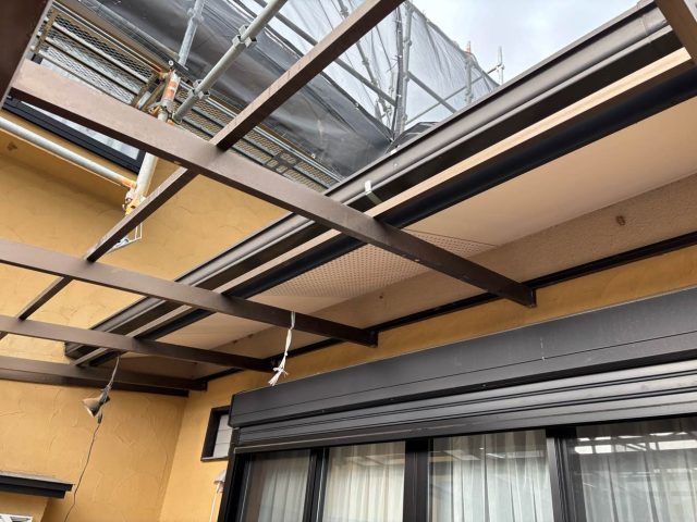 大野城市でベランダ屋根が外された状態