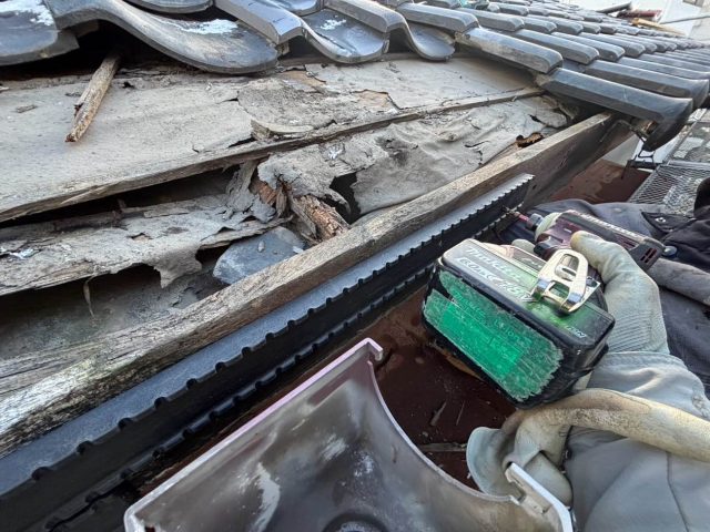福岡市西区の葺き直しに伴う瓦の撤去