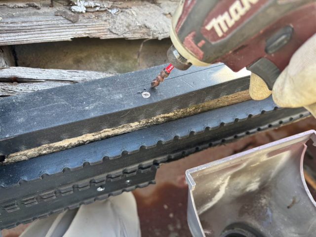 福岡市西区の葺き直し工事中