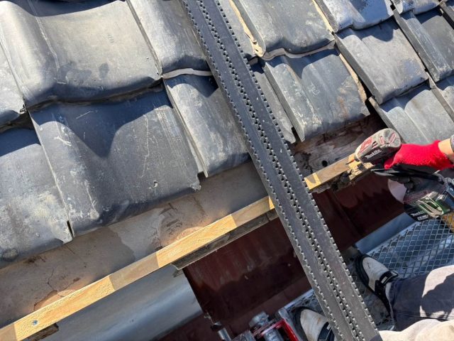 福岡市西区にて老朽化で崩れかけた屋根瓦の部分補修工事における下地の施工