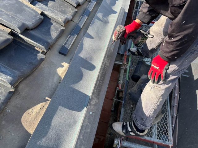 福岡市西区の葺き直し工事における補修作業