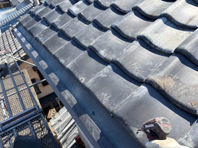 福岡市西区の葺き直し工事の瓦復旧作業