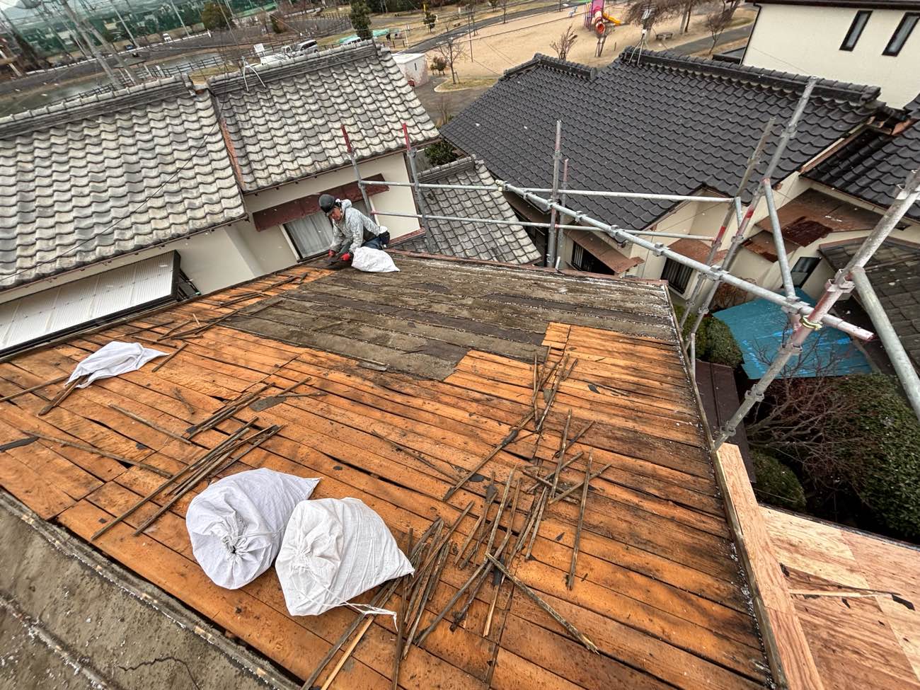 糸島市物件、瓦屋根、雨漏り、塗装が原因の雨漏り、屋根の葺き替え工事