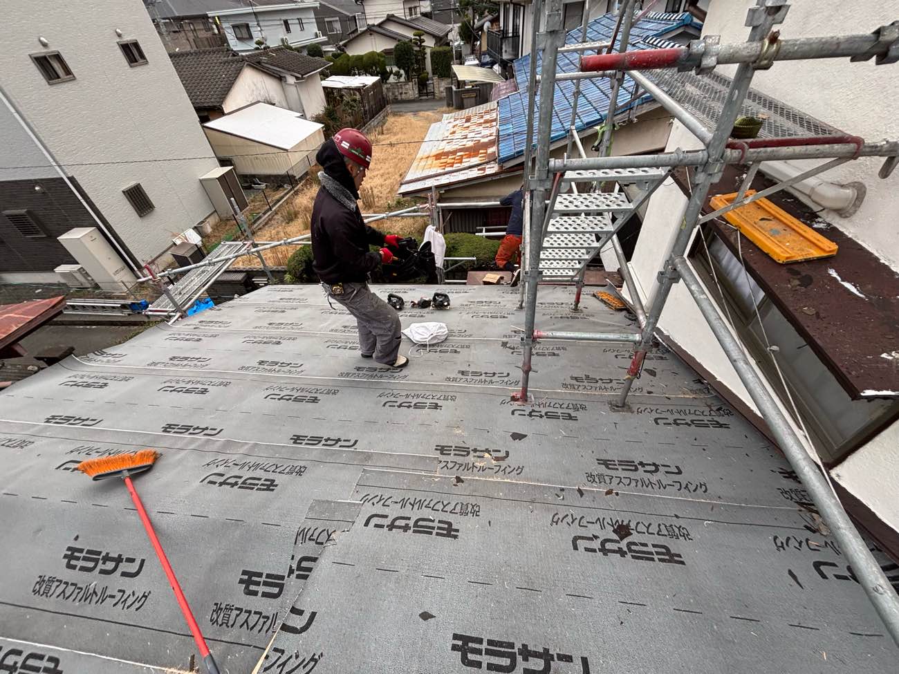 糸島市物件、瓦屋根、雨漏り、塗装が原因の雨漏り、屋根の葺き替え工事