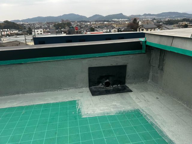 糟屋郡須恵町にて雨漏りしたバルコニー床のウレタン防水（通気緩衝工法）における絶縁シートの施工