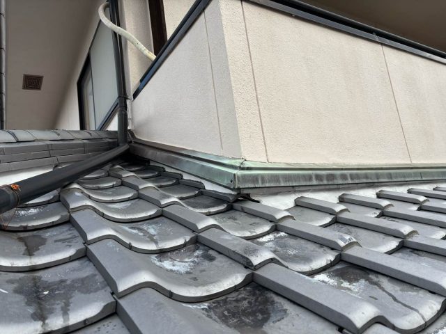 福岡市西区で水切り板金の工事中