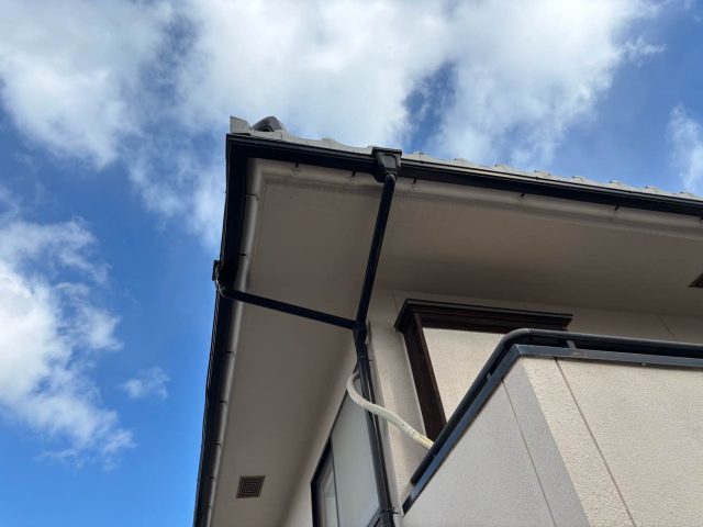 福岡市西区にて「壊れかけている」老朽化した雨樋の修理および雨おさえ板金の補修工事