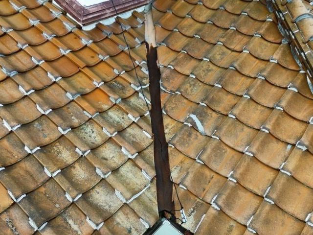福岡市早良区の錆びついた谷板金