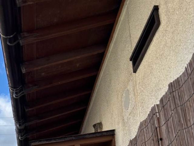 福岡市早良区で老朽化が目立つ白い外壁