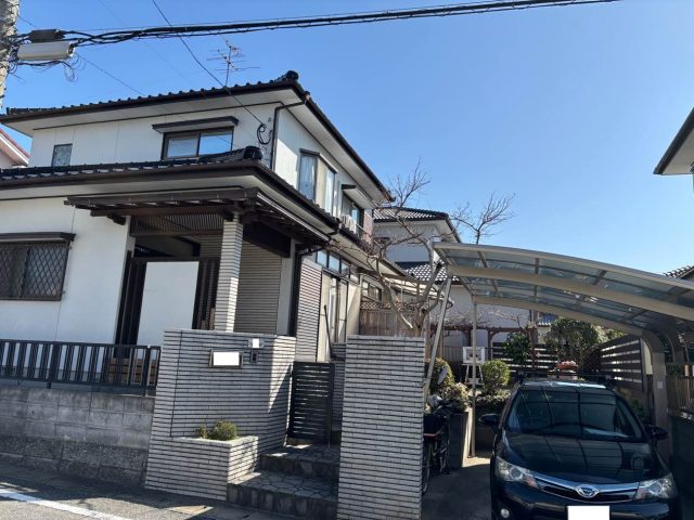 春日市の瓦屋根にて天井のクロスの剥がれ。雨漏り調査で谷板金の劣化が原因と判明!
