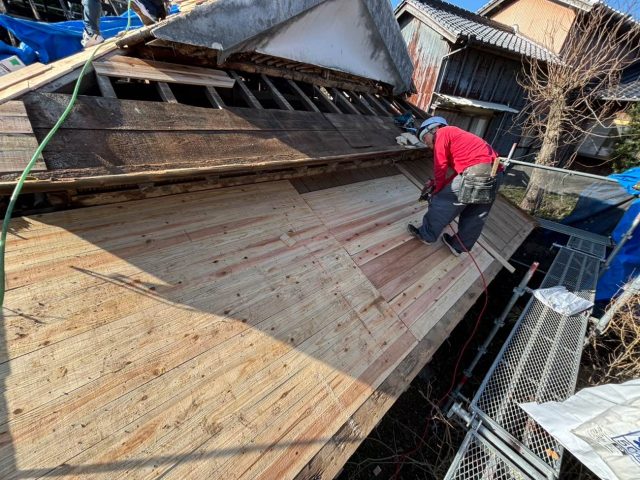 糸島市で下地を施工中の職人