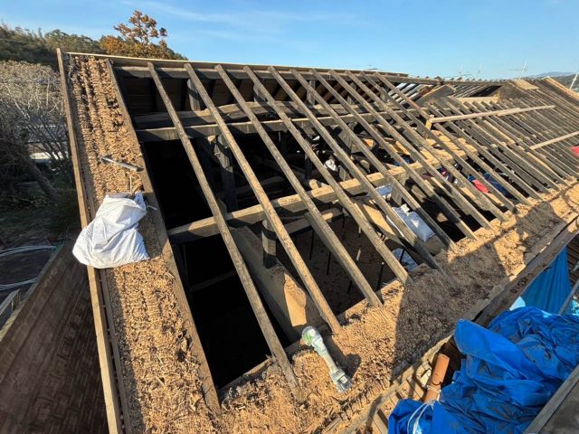 糸島市で外観も内部も損傷が激しかったお宅の瓦の撤去および下地の施工